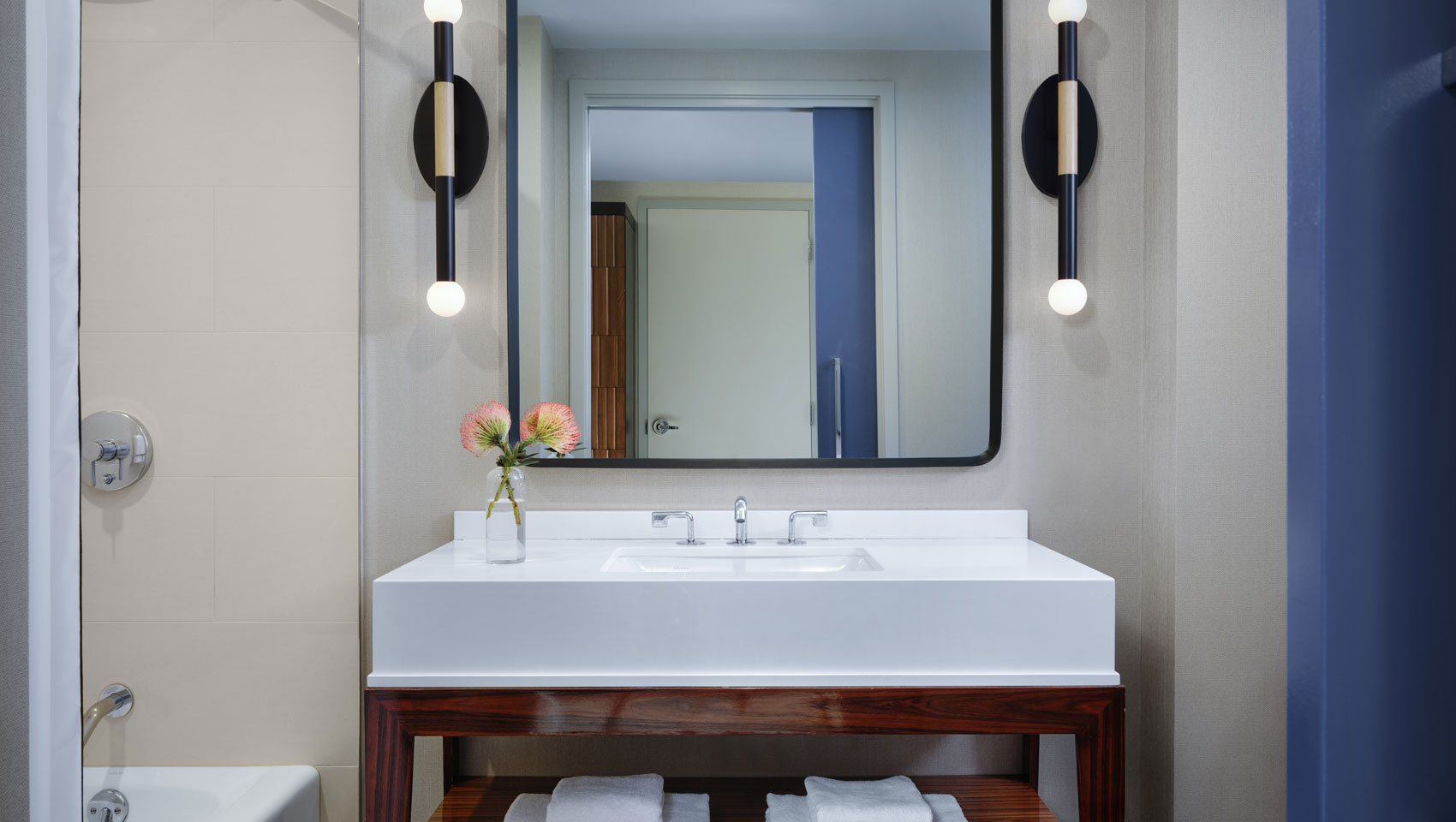 Hotel Palomar Phoenix 2 Queen Guestroom Bathroom