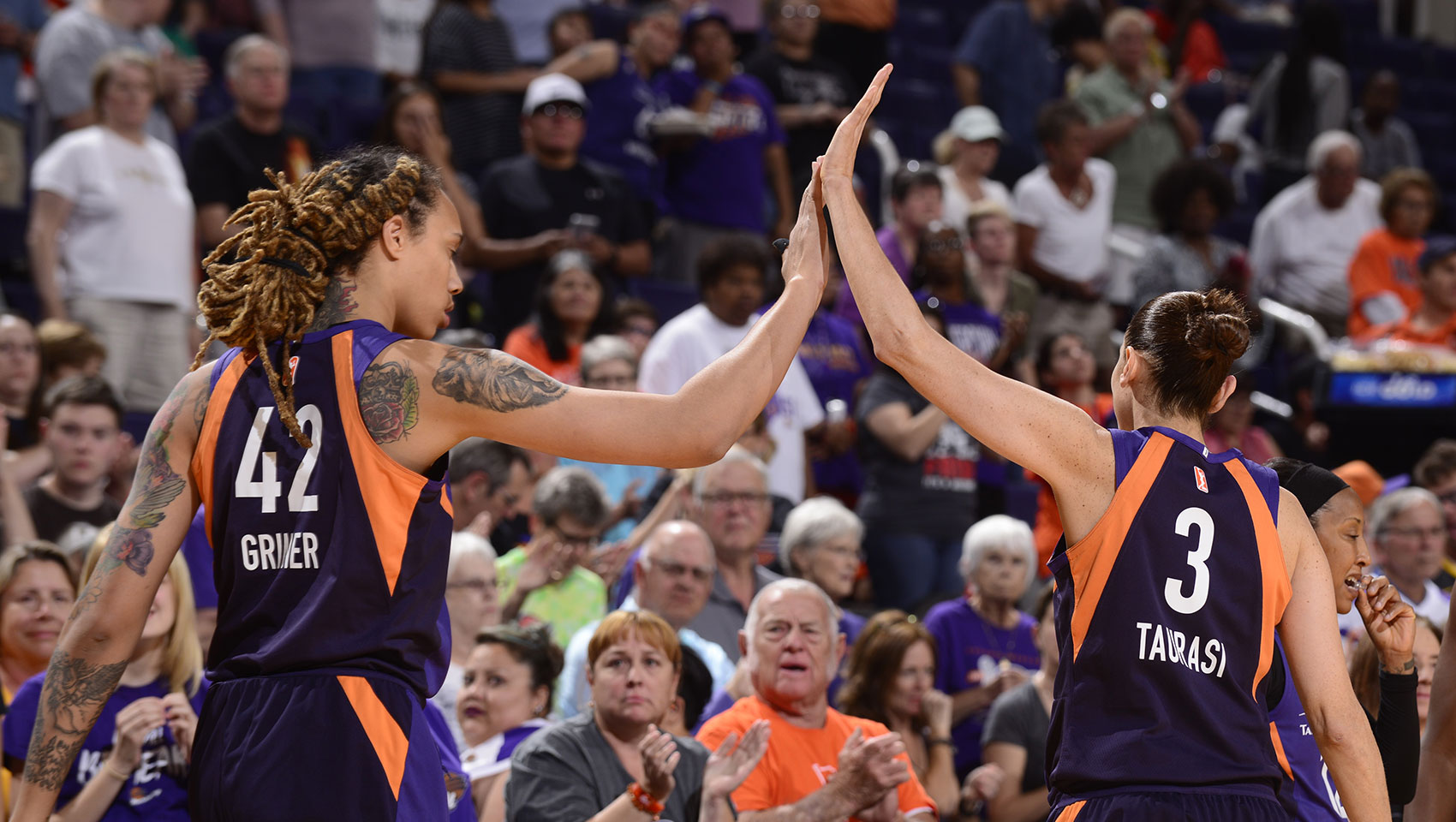 2 Phoenix Mercury players high-fiving